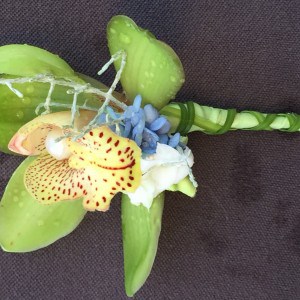 Anstecker mit gr&uuml;ner Orchidee