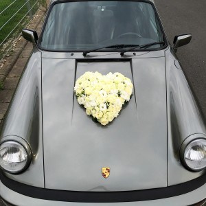 Herz aus wei&szlig;en Rosen