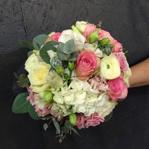 runder Brautstrau&szlig; mit pink und wei&szlig;en Rosen, wei&szlig;en Ranunkeln und Hortensien