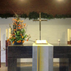 modernes Gesteck f&uuml;r den modernen Altar der H&ouml;chstadter Christuskirche