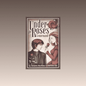 Jetzt online kaufen! Lenormandkarten zum Kartenlegen – das Under the Roses Lenormand mit klaren und neugestalteten Motiven.