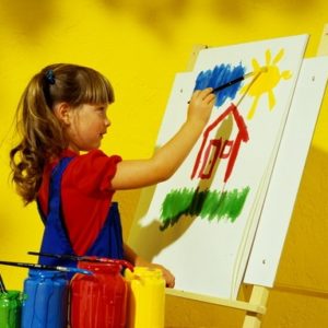 Увеличить Девочка рисует дом на мольберте