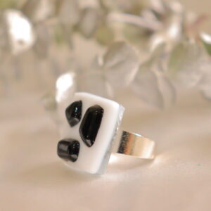 Anillo de vidrio color blanco y negro