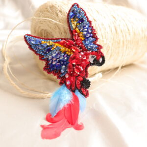 Broche de pájaro guacamaya