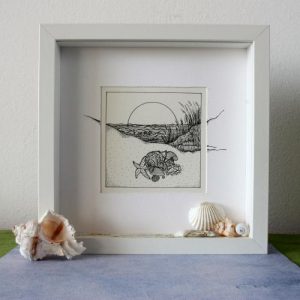 Zwartwit tekening van strand, met schelpen, Fannie Coenen