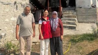 MUĞLA'NIN SEYDİKEMER İLÇESİNDE YAŞANAN YANGIN FELAKETİNİN ARDINDAN YARALARI SARMAK VE VATANDAŞLARIN YANINDA OLMAK AMACIYLA YÜRÜTÜLEN ÇALIŞMALAR ARALIKSIZ SÜRÜYOR. SEYDİKEMER SOSYAL HİZMET MERKEZİ MÜDÜRLÜĞÜ EKİPLERİ, AFETTEN ETKİLENEN ŞEHİT YAKINI VE GAZİYİ EVLERİNDE ZİYARET EDEREK MORAL VERDİ.