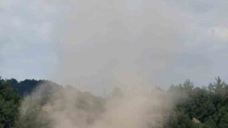 MUĞLA'NIN MENTEŞE İLÇESİNE BAĞLI AKÇAOVA MAHALLESİ'NDE YENİ İMARA AÇILAN YERLEŞİM ALANINDA FARKLI NOKTALARDA OLUŞAN KÜÇÜK ÖLÇEKLİ HORTUMLAR, TOZ BULUTLARININ MEYDANA GELMESİNE NEDEN OLDU.