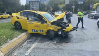 BAKIRKÖY'DE TAKSİ VE OTOMOBİLİN ÇARPIŞTIĞI KAZADA 1 KİŞİ YARALANIRKEN, KAZAYA KARIŞAN İKİ ARAÇTA MADDİ HASAR MEYDANA GELDİ.