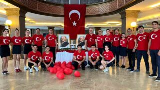 BODRUM’DA OTEL PERSONELİ 30 AĞUSTOS’A BAYRAKLI KIYAFETLERLE DAMGA VURDU