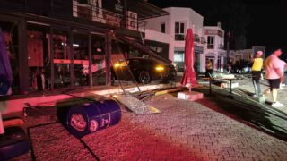 BODRUM İLÇESİNDE KAVŞAĞA SÜRATLİ GİREN LÜKS OTOMOBİL BÖREKÇİYE DALARKEN, KAZADA 2 KİŞİ YARALANDI.