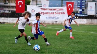 DENİZLİ BÜYÜKŞEHİR BELEDİYESİ, 30 AĞUSTOS ZAFER BAYRAMI’NIN 104. YIL DÖNÜMÜNÜ SPORUN BİRLEŞTİRİCİ GÜCÜYLE KUTLAMAYA HAZIRLANIYOR. BU KAPSAMDA 21-29 AĞUSTOS 2026 TARİHLERİ ARASINDA FUTBOL, BASKETBOL VE TENİS BRANŞLARINDA DÜZENLENECEK TURNUVALARDA YÜZLERCE GENÇ SPORCU MÜCADELE EDECEK.