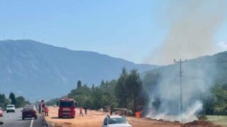 MUĞLA’NIN MENTEŞE İLÇESİ DENİZLİ YOLU ÜZERİNDE OTLUK ALANDA ÇIKAN YANGIN, EKİPLERİN MÜDAHALESİYLE SÖNDÜRÜLDÜ.