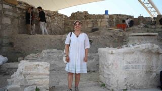 AYDIN'IN KUŞADASI İLÇESİNDEKİ TARİHİ KADIKALESİ-ANAİA HÖYÜĞÜ'NDEKİ KAZI ÇALIŞMALARINA BU YIL DA BAŞLANDI. KADIKALESİ-ANAİA KAZILARI BİLİMSEL SORUMLUSU VE KAZI BAŞKANI DOÇ. DR. SUNA ÇAĞAPTAY, YENİ KAZI SEZONUNDA 5 FARKLI NOKTADA ÇALIŞTIKLARINI SÖYLEDİ.