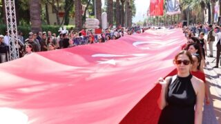 DENİZLİ'DE 30 AĞUSTOS ZAFER BAYRAMI KUTLAMALARI, VALİLİK ÖNÜNDEKİ ATATÜRK ANITI'NA ÇELENK SUNULMASIYLA BAŞLADI. TÖREN, HALK OYUNLARI GÖSTERİSİ VE ASKERİ GEÇİŞLE TAMAMLANDI.