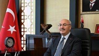 DENİZLİ VALİSİ YAVUZ SELİM KÖŞGER, 30 AĞUSTOS ZAFER BAYRAMI’NIN 104. YIL DÖNÜMÜ DOLAYISIYLA YAYIMLADIĞI MESAJINDA, BÜYÜK ZAFER’İN BAĞIMSIZLIK VE MİLLİ EGEMENLİK RUHUNUN EN ÖNEMLİ SEMBOLLERİNDEN BİRİ OLDUĞUNU VURGULADI. KÖŞGER, TÜRKİYE’NİN GELECEĞİ İÇİN BİRLİK VE BERABERLİK İÇERİSİNDE ÇALIŞILMASI GEREKTİĞİNİ BELİRTTİ.