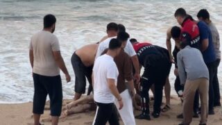 ARNAVUTKÖY KARABURUN SAHİLİ'NDE 2 ARKADAŞIYLA BİRLİKTE KIYIDA DENİZE SIRTI DENİZE DÖNÜK ŞEKİLDE OTURAN 58 YAŞINDAKİ ADAM, DALGANIN ETKİSİYLE DENİZE SÜRÜKLENDİ. DALGALAR ARASINDA GÖZDEN KAYBOLAN ADAMI ÇEVREDE BULAN 2 KİŞİ KURTARDI. DENİZDE BİLİNCİ KAPALI OLARAK ÇIKARILAN ADAM HASTANEDE HAYATINI KAYBETTİ.