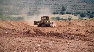MANİSA BÜYÜKŞEHİR BELEDİYESİ, SALİHLİ İLÇESİNE BAĞLI KEMER MAHALLESİ’NDE HAYVANCILIK, TARIMSAL SULAMA VE OLASI YANGINLARLA MÜCADELEDE KULLANILMAK ÜZERE ÇOK AMAÇLI GÖLET İNŞA EDİYOR. YAKLAŞIK 24-25 BİN METREKÜP SU TUTMA KAPASİTESİNE SAHİP OLMASI PLANLANAN GÖLETİN, BÖLGENİN SU İHTİYACINA UZUN VADELİ KATKI SAĞLAMASI HEDEFLENİYOR.