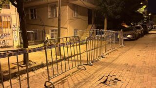 İSTANBUL GÜNGÖREN’DE 5 KATLI BİNANIN BİRİNCİ KATINDAKİ BALKON, HENÜZ BİLİNMEYEN BİR NEDENLE ÇÖKTÜ