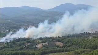 MUĞLA'NIN SEYDİKEMER İLÇESİNDE ÇIKAN ORMAN YANGININDA EKİPLER ALEVLERİ KONTROL ALTINA ALABİLMEK İÇİN HAVADAN VE KARADAN MÜDAHALE EDİYOR.