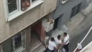 BEYOĞLU’NDA İDDİAYA GÖRE ENİŞTESİNİN BERBER DÜKKANINDA SAÇINA FÖN ÇEKTİREN SERVET B. ÜCRET ÖDEMEK İSTEMEYİNCE TARAFLAR ARASINDA TARTIŞMA ÇIKTI. TARTIŞMANIN BÜYÜMESİNİN ARDINDAN ORTALIK KARIŞIRKEN, TOPLANAN 9 KİŞİ, SERVET B.’NİN EVİNİN CAMLARINI KIRDI. POLİS EKİPLERİ 9 ŞÜPHELİYİ GÖZALTINA ALINDI.