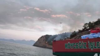 YALANCIBOĞAZ MEVKİİNDE ETKİLİ OLAN YANGINDA EKİPLER, ARAZİNİN ZORLU YAPISI NEDENİYLE HAVA VE DENİZ UNSURLARININ YANI SIRA KARA ARAÇLARIYLA DA YOĞUN MÜCADELE YÜRÜTÜYOR.