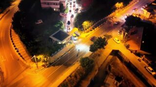 ŞÜPHELİLERDEN BİRİNİN MOTOKURYELİK YAPTIĞI, UYUŞTURUCUYU İSE YEMEK GÖTÜRDÜĞÜ ÇANTADA TAŞIDIĞI ÖĞRENİLDİ. OPERASYON DRON İLE GÖRÜNTÜLENDİ.