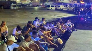 MUĞLA’NIN MARMARİS İLÇESİNDE MARİNA MEVKİSİNDE TEKNE İLE KAÇIŞ HAZIRLIĞINDA OLDUĞU DEĞERLENDİRİLEN 25 DÜZENSİZ GÖÇMEN VE 2 GÖÇMEN KAÇAKÇILIĞI ŞÜPHELİSİ YAKALANDI.