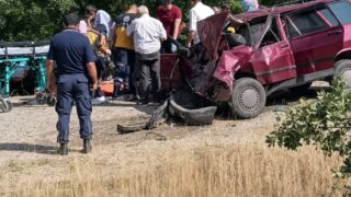 AFYONKARAHİSAR’IN HOCALAR İLÇESİNDE İKİ OTOMOBİLİN ÇARPIŞMASI SONUCU MEYDANA GELEN TRAFİK KAZASINDA 1 KİŞİ HAYATINI KAYBEDERKEN, 5 KİŞİ YARALANDI