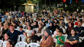 ESENLER BELEDİYESİ, YAZ AKŞAMLARINI KÜLTÜR VE SANAT ETKİNLİKLERİYLE RENKLENDİRMEYE DEVAM EDİYOR. KONSER PROGRAMLARININ ARDINDAN BAŞLAYAN YAZLIK SİNEMA ETKİNLİKLERİ, TÜRK SİNEMASININ UNUTULMAZ YAPIMLARINDAN "SELVİ BOYLUM AL YAZMALIM" FİLMİYLE SİNEMASEVERLERLE BULUŞTU.