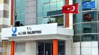 İZMİR'İN ALİAĞA İLÇESİNDE, 31 MART 2024 YEREL SEÇİMLERİNİN ARDINDAN BELEDİYE MECLİSİNDE GERÇEKLEŞEN İSTİFALAR VE PARTİ GEÇİŞLERİYLE MECLİSTEKİ SAYISAL DENGELER DEĞİŞTİ.