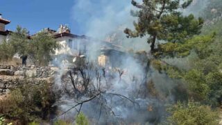 MUĞLA’NIN ULA İLÇESİ AKYAKA MAHALLESİ’NDE EVLERE YAKIN BÖLGEDE ÇIKAN OT YANGINI, İTFAİYE EKİPLERİNİN HIZLI MÜDAHALESİYLE KISA SÜREDE SÖNDÜRÜLDÜ.
