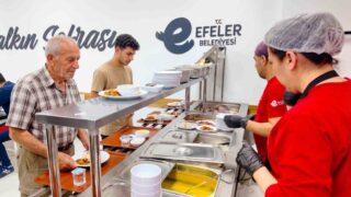 HAFTA İÇİ HER GÜN HİZMET VEREN EFELER KENT LOKANTASI, ÖĞRENCİLERDEN EMEKLİLERE VE DAR GELİRLİ VATANDAŞLARA UYGUN FİYATLI, SAĞLIKLI VE DÖRT ÇEŞİT YEMEK İMKANI SUNUYOR.