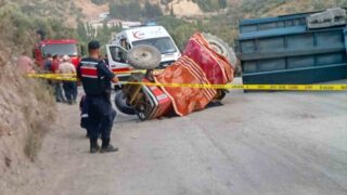 AYDIN'IN KÖŞK İLÇESİNDE SEYYAR PİDE FIRINI TAŞIYAN TRAKTÖRÜN YOLDAN AŞAĞI İNERKEN KAYMASI SONUCU MEYDANA GELEN KAZADA SÜRÜCÜ BİLAL KARABULUT (55) HAYATINI KAYBETTİ, 1 KİŞİ YARALANDI.