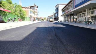 MANİSA BÜYÜKŞEHİR BELEDİYESİ, SELENDİ İLÇE MERKEZİNDEKİ ATATÜRK CADDESİ’NDE ALTYAPI ÇALIŞMALARININ TAMAMLANMASININ ARDINDAN SICAK ASFALT VE KALDIRIM YENİLEME ÇALIŞMALARINA BAŞLADI.
