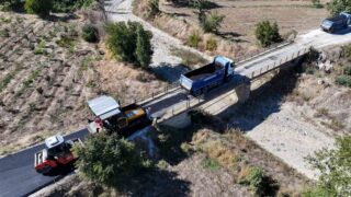 MANİSA BÜYÜKŞEHİR BELEDİYESİ, SARIGÖL İLÇESİNDE MAHALLELER ARASINDAKİ ULAŞIM KONFORUNU VE YOL GÜVENLİĞİNİ ARTIRMAK AMACIYLA SICAK ASFALT ÇALIŞMALARINI SÜRDÜRÜYOR.