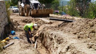 MUSKİ GENEL MÜDÜRLÜĞÜ, SEYDİKEMER KAYACIK MAHALLESİ’NDE VATANDAŞLARIN ARAZİLERİNDEN GEÇEN VE KULLANIM ÖMRÜNÜ TAMAMLAMIŞ OLAN 6 BİN METRELİK İÇME SUYU HATTINI YENİLİYOR.