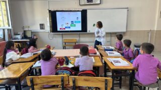 AYDIN'IN NAZİLLİ İLÇESİNDE İLKOKUL ÖĞRENCİLERİNE AĞIZ VE DİŞ SAĞLIĞININ ÖNEMİ İLE SAĞLIKLI BESLENME KONUSUNDA EĞİTİM VERİLDİ.