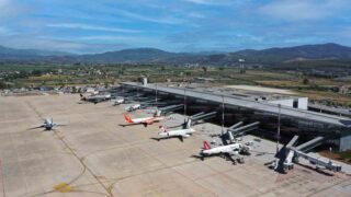 DEVLET HAVA MEYDANLARI İŞLETMESİNDEN YAPILAN AÇIKLAMADA, MİLAS-BODRUM HAVALİMANINDA AĞUSTOS AYI İÇİNDE HİZMET VERİLEN YOLCU SAYISI 891 BİN 680 KİŞİ OLARAK AÇIKLANDI.