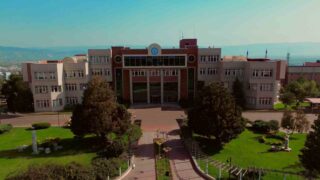 AYDIN ADNAN MENDERES ÜNİVERSİTESİ (ADÜ), NİTELİKLİ EĞİTİM İMKANLARININ YANI SIRA ÖĞRENCİLERİNİN AKADEMİK, SOSYAL, KÜLTÜREL VE SPORTİF GELİŞİMLERİNİ DESTEKLEYEN GÜÇLÜ KAMPÜS ALTYAPISIYLA YENİ EĞİTİM-ÖĞRETİM DÖNEMİNE HAZIRLANIYOR. MERKEZ KAMPÜS VE İLÇELERDEKİ AKADEMİK BİRİMLERİNDE GERÇEKLEŞTİRDİĞİ YATIRIMLARLA EĞİTİM ORTAMLARINI GELİŞTİREN ADÜ, ÖĞRENCİLERİNE KAPSAMLI VE NİTELİKLİ BİR ÜNİVERSİTE DENEYİMİ SUNMAYI HEDEFLİYOR.