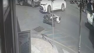 AYDIN'IN EFELER İLÇESİNDE BULVARDAN SOKAĞA DÖNÜŞ YAPMAK İSTEYEN OTOMOBİL İLE MOTOSİKLETİN ÇARPIŞMASI SONUCU MEYDANA GELEN KAZADA 1 KİŞİ YARALANDI.