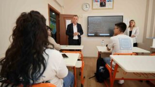 YUNUSEMRE BELEDİYE BAŞKANI SEMİH BALABAN, 2026-2027 EĞİTİM ÖĞRETİM YILININ BAŞLAMASI DOLAYISIYLA YUNUSEMRE BELEDİYESİ BÜNYESİNDE FAALİYET GÖSTEREN YEGEM’İ ZİYARET EDEREK, YENİ EĞİTİM DÖNEMİNDE ÖĞRENCİLERE VE ÖĞRETMENLERE BAŞARI DİLEKLERİNİ İLETTİ.