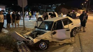 AYDIN'IN SÖKE İLÇESİNDE İKİ OTOMOBİL VE BİR MOTOSİKLETİN KARIŞTIĞI TRAFİK KAZASINDA 2 KİŞİ YARALANDI.