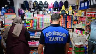 MANİSA BÜYÜKŞEHİR BELEDİYESİ ZABITA DAİRESİ BAŞKANLIĞI EKİPLERİ, 2026-2027 EĞİTİM-ÖĞRETİM YILININ BAŞLAMASIYLA BİRLİKTE KIRTASİYELERDE DENETİM GERÇEKLEŞTİRDİ. DENETİMLERDE, ÖĞRENCİLERİN SAĞLIĞINI KORUMAYA YÖNELİK OLARAK KİMYASAL İÇERİKLİ ÜRÜNLERİN SATIŞ KOŞULLARI İNCELENİRKEN, ÜRÜNLERİN ETİKET VE KASA FİYATLARI DA KARŞILAŞTIRILDI.