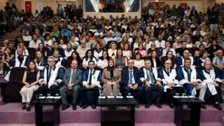 MANİSA CELAL BAYAR ÜNİVERSİTESİ (MCBÜ) TIP FAKÜLTESİ'NDE EĞİTİME BAŞLAYAN GELECEĞİN HEKİMLERİ, DÜZENLENEN TÖRENLE BEYAZ ÖNLÜKLERİNİ GİYDİ. AİLELERİN DE KATILDIĞI DUYGU DOLU TÖRENDE, HEKİMLİK MESLEĞİNİN TAŞIDIĞI BÜYÜK SORUMLULUK VE İNSAN ODAKLI HİZMET ANLAYIŞINA VURGU YAPILDI.