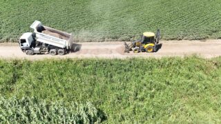 ŞEHZADELER BELEDİYESİ FEN İŞLERİ MÜDÜRLÜĞÜ, 2026 SEZONU İÇİN BELİRLENEN 350 KİLOMETRELİK OVA YOLU BAKIM ÇALIŞMALARININ YÜZDE 72'SİNİ TAMAMLADI. ŞEHZADELER BELEDİYE BAŞKANI HAKAN ŞİMŞEK, İLÇEDE YAŞAYAN ÇİFTÇİLERİN ARAZİLERİNE SORUNSUZ ULAŞIMINI SAĞLAMAK AMACIYLA OVA YOLLARINDAKİ ÇALIŞMALARIN DEVAM EDECEĞİNİ VURGULADI.