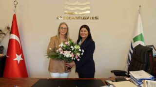 AK PARTİ İZMİR MİLLETVEKİLİ VE YEREL YÖNETİMLER BAŞKAN YARDIMCISI CEYDA BÖLÜNMEZ ÇANKIRI, CHP’DEN AK PARTİ’YE GEÇEN FOÇA BELEDİYE BAŞKANI SANİYE BORA FIÇI’YI ZİYARET ETTİ. (SOLDAN SAĞA, CEYDA BÖLÜNMEZ ÇANKIRI - SANİYE BORA FIÇI)