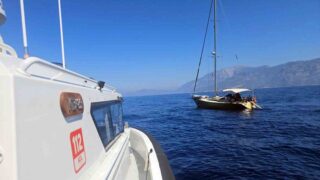 MUĞLA’NIN FETHİYE İLÇESİ AÇIKLARINDA SEYREDEN YELKENLİ TEKNE İÇİNDE 16’SI ÇOCUK TOPLAM 64 DÜZENSİZ GÖÇMEN VE BİR GÖÇMEN KAÇAKÇILIĞI ŞÜPHELİSİ YAKALANDI.