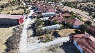 MANİSA BÜYÜKŞEHİR BELEDİYESİ, SELENDİ İLÇESİ GÖLBAŞI MAHALLESİ’NDE DAHA ÖNCE ÖZELLİKLE KIŞ AYLARINDA ULAŞIMDA GÜÇLÜK YAŞANAN MAHALLE YOLUNU 8 BİN METREKARE PARKE TAŞIYLA KAPLIYOR.
