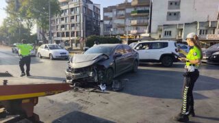 AYDIN'IN EFELER İLÇESİNDE OTOMOBİL İLE HAFİF TİCARİ ARACIN ÇARPIŞMASI SONUCU MEYDANA GELEN KAZADA BABA İLE 4 YAŞINDAKİ OĞLU YARALANDI.