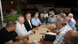 ŞEHZADELER BELEDİYE BAŞKANI HAKAN ŞİMŞEK, MAHALLE ZİYARETLERİ KAPSAMINDA AŞAĞIÇOBANİSA MAHALLESİ’NDE VATANDAŞLARLA BİR ARAYA GELDİ. MAHALLE SAKİNLERİNİ TEK TEK DİNLEYEN BAŞKAN ŞİMŞEK, İLETİLEN TALEP VE SORUNLARLA İLGİLİ NOTLAR ALARAK ÇÖZÜM İÇİN GEREKLİ ÇALIŞMALARIN YAPILACAĞINI İFADE ETTİ.